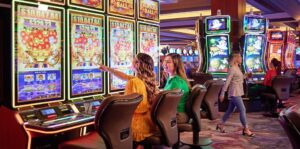 is it better to play one slot machine or move around